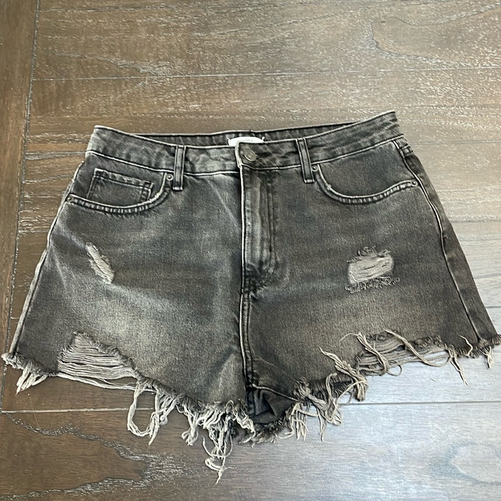 Black distressed jean shorts size 28 in great condition - Picture 1 of 3